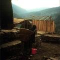 Mulher carregando água - Himalaia, 1988. Foto: CP